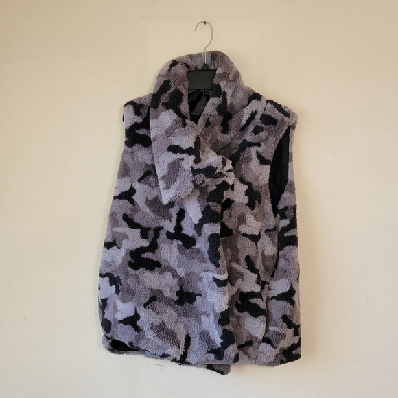 Susan Graver Asymmetrical Gray/Black Camo Sherpa Vest - Brand New, Size 2X - Picture 1 of 5